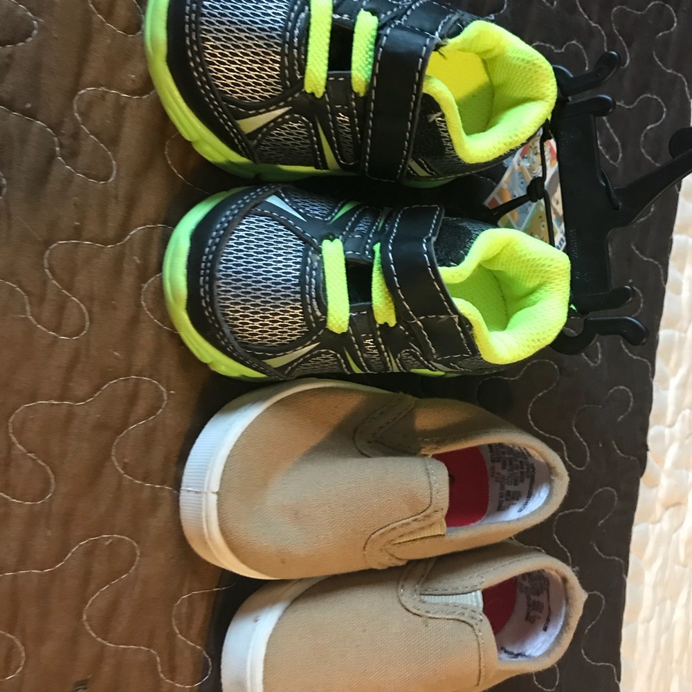 Size 3 toddler boy tennis shoes.